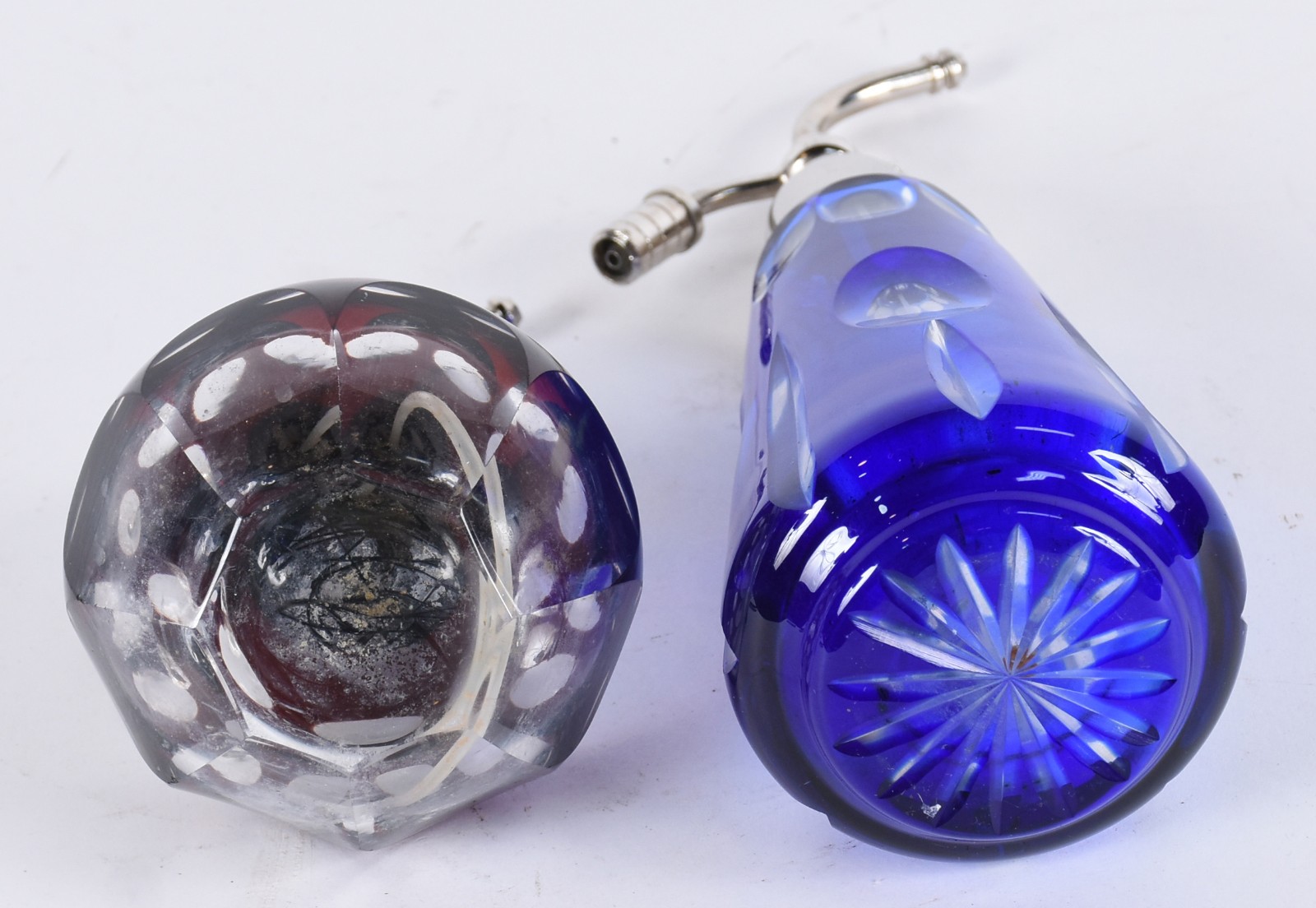 Dois perfumeiros de cristal europeu doublé azul e rubi, lapidados em... - foto 3 de 3