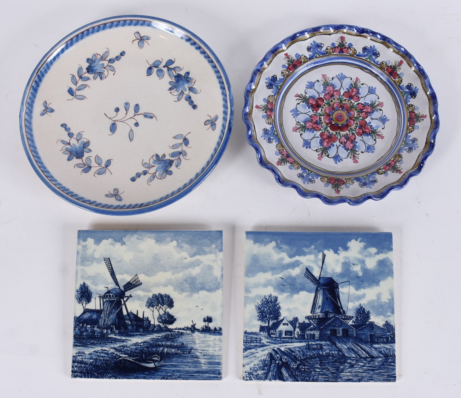 Quatro peças, sendo: 2 azulejos holandeses com cenas típicas em azul... - foto 1 de 5