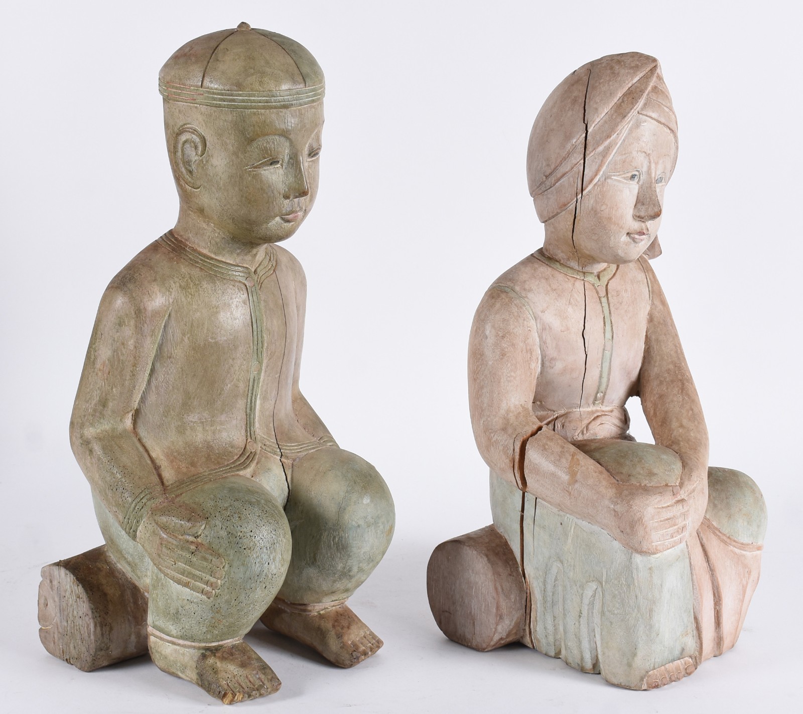 Casal de camponeses chineses de madeira policromada, com pequenas... - foto 2 de 9