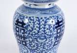 Potiche antigo de porcelana chinesa azul e bran... - Potiche antigo de porcelana chinesa azul e branca, decorado com ideogramas da dupla felicidade, símbolo da fidelidade conjugal, sobre fundo com ...