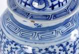 Potiche antigo de porcelana chinesa azul e bran... - Potiche antigo de porcelana chinesa azul e branca, decorado com ideogramas da dupla felicidade, símbolo da fidelidade conjugal, sobre fundo com ...