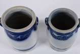 Par de vasos de cerâmica vitrificada com detalh... - Par de vasos de cerâmica vitrificada com detalhes em azul borrão, marcados Germany.