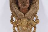 Maravilhosa peça de altar barroca, ricamente en... - Maravilhosa peça de altar barroca, ricamente entalhada em madeira e trabalhada com rosto angelical envolto em concheados e volutas realçados a o...