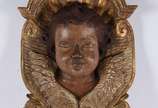 Maravilhosa peça de altar barroca, ricamente en... - Maravilhosa peça de altar barroca, ricamente entalhada em madeira e trabalhada com rosto angelical envolto em concheados e volutas realçados a o...