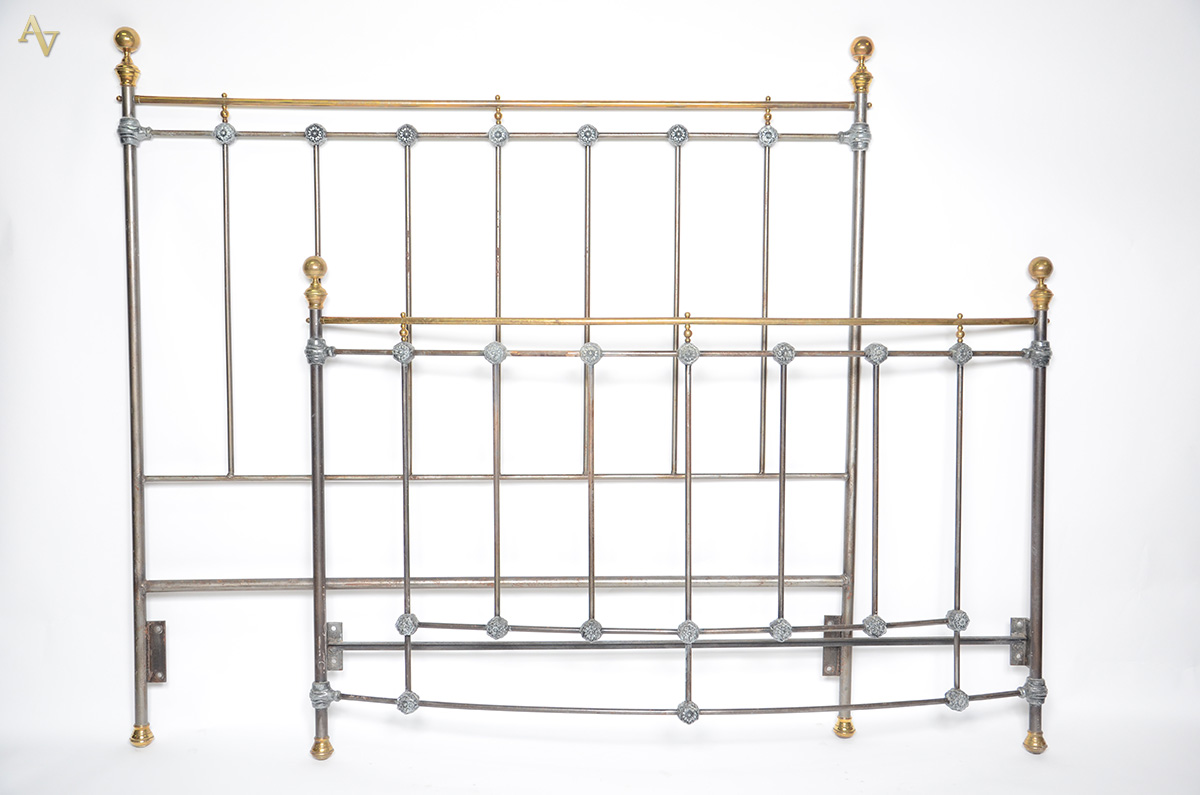 Cama de casal de metal com detalhes em dourado, cabeceira alta e...