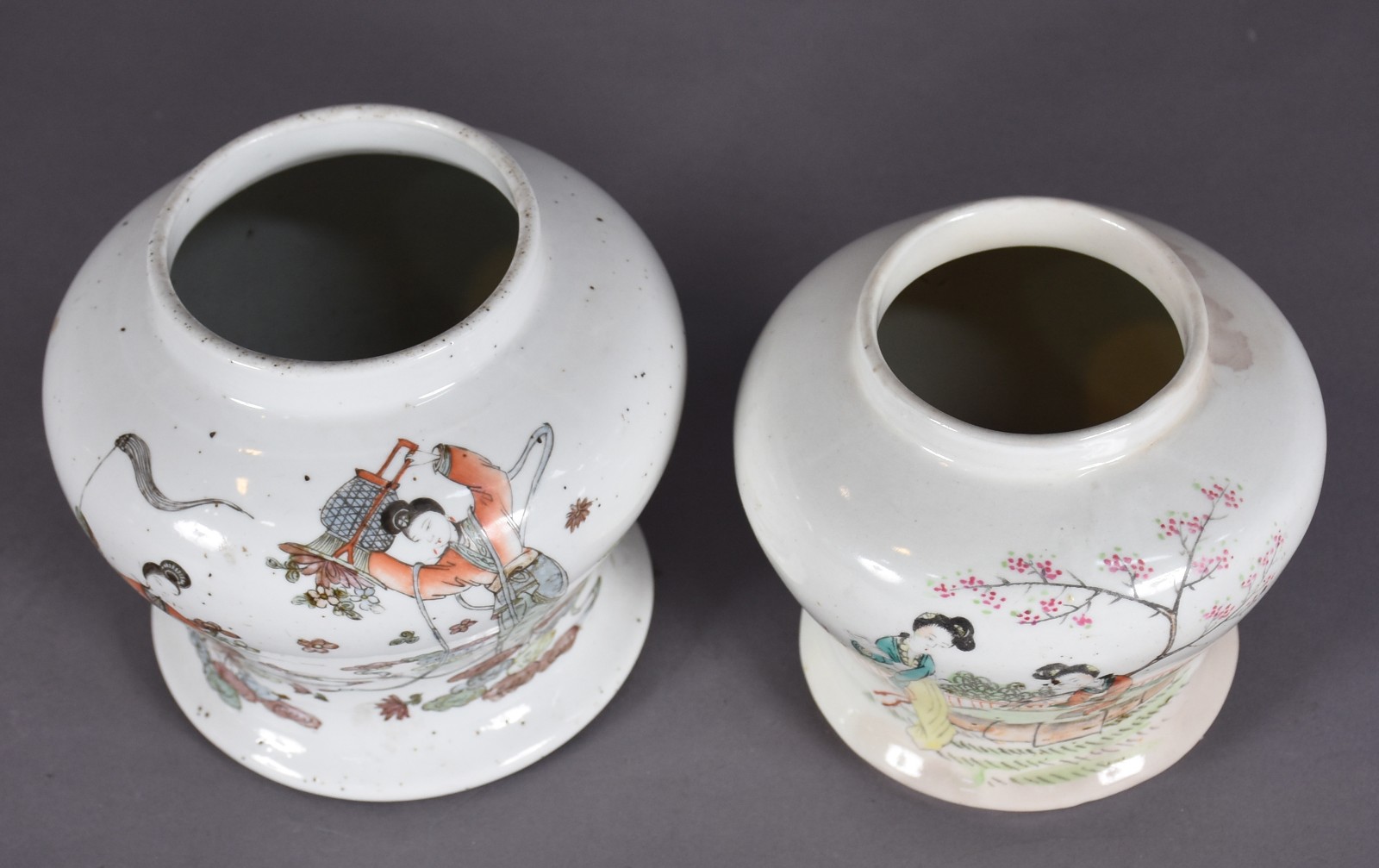 Par de antigos vasos de porcelana chinesa sem tampas, decoração com... - foto 2 de 7