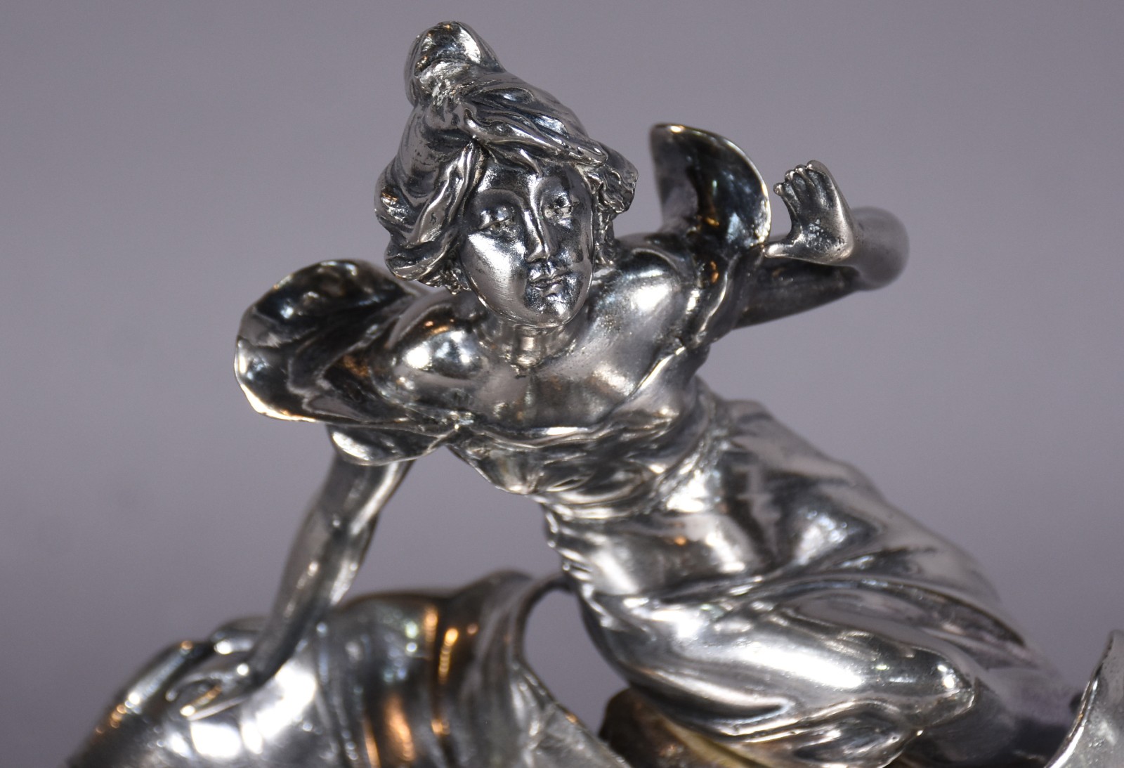 Porta cartão Art nouveau de metal representando figura feminina... - foto 2 de 8