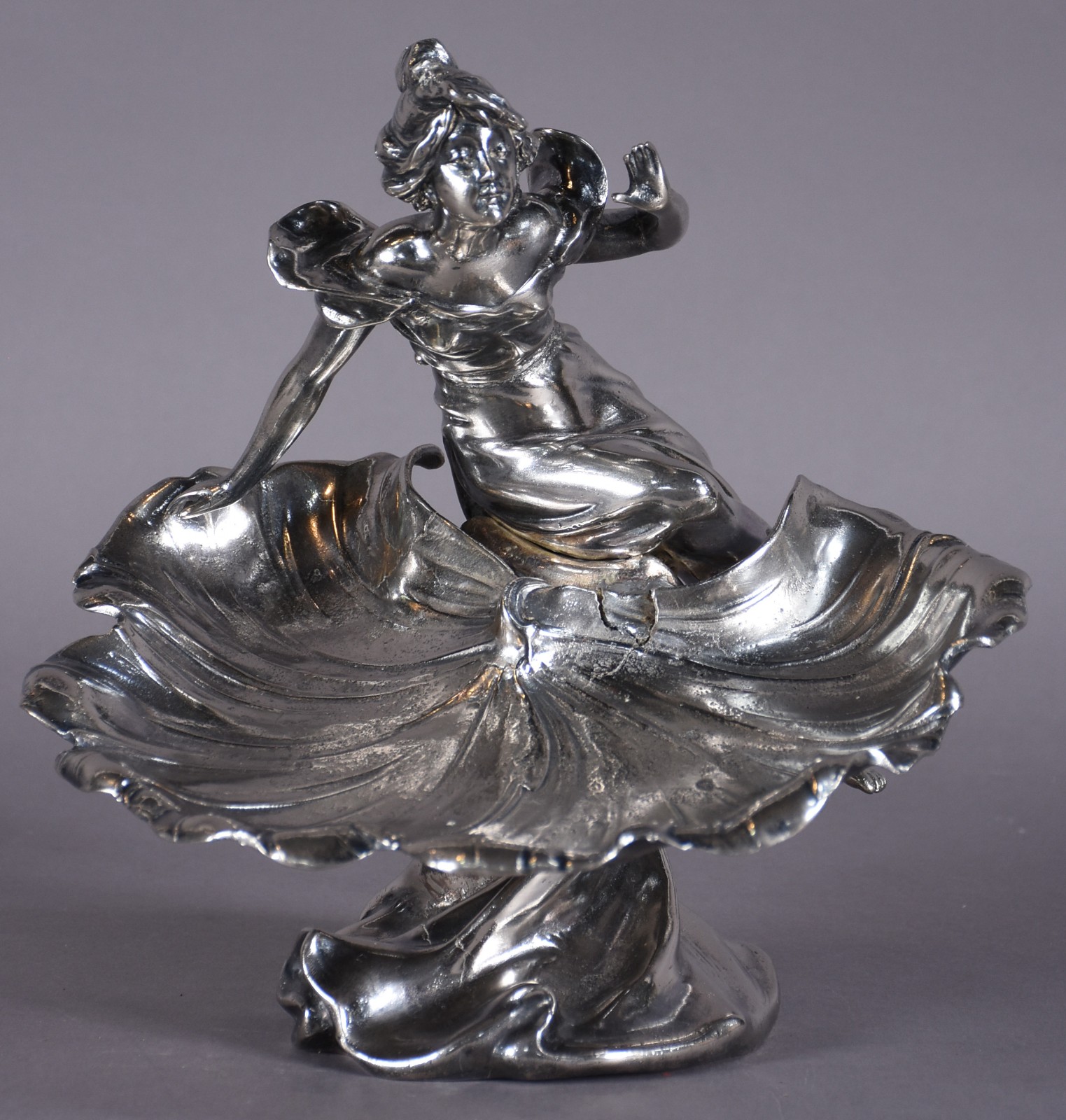 Porta cartão Art nouveau de metal representando figura feminina... - foto 1 de 8