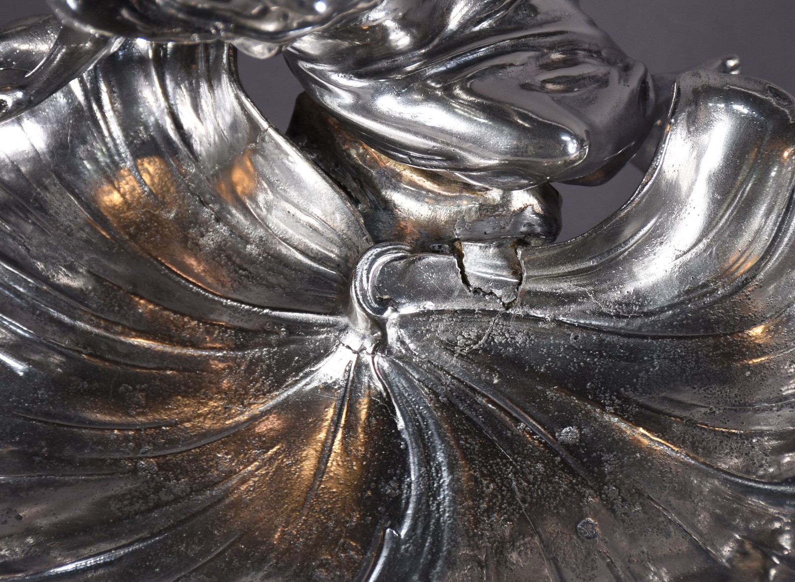 Porta cartão Art nouveau de metal representando figura feminina... - foto 6 de 8