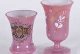 Dois pequenos vasos de opalina rosa, decorados ... - Dois pequenos vasos de opalina rosa, decorados com guirlandas e flores em policromia, um deles com bicado e fio de cabelo na borda.