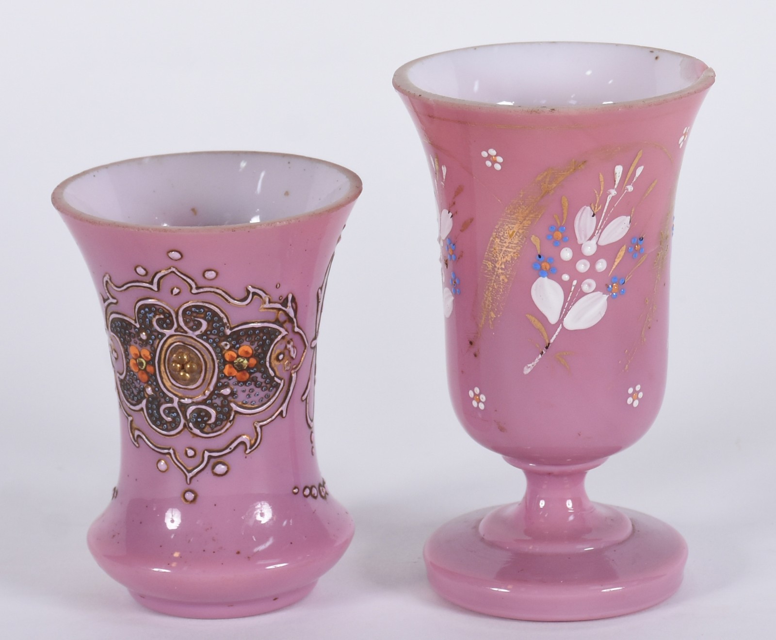Dois pequenos vasos de opalina rosa, decorados com guirlandas e... - foto 1 de 5