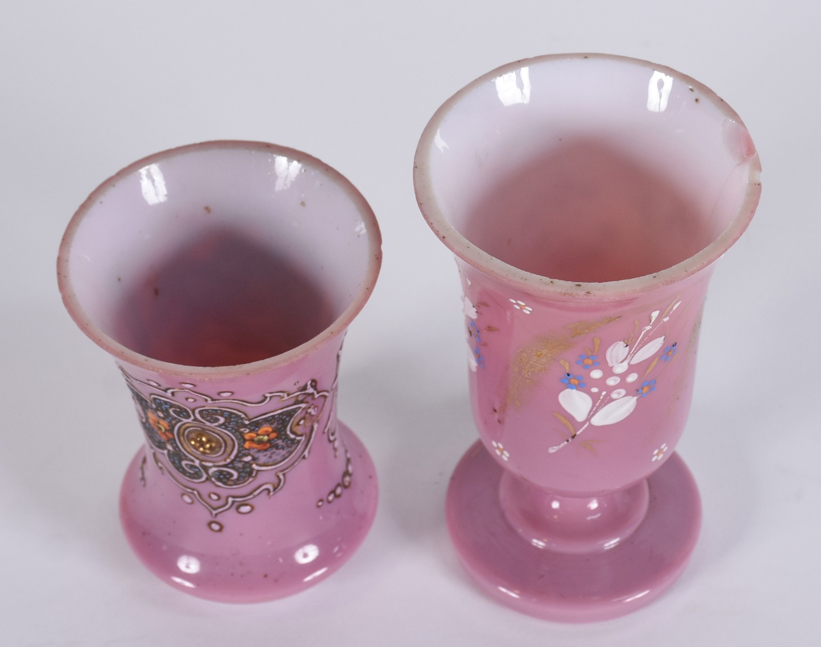 Dois pequenos vasos de opalina rosa, decorados com guirlandas e... - foto 2 de 5