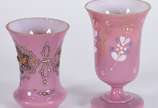 Dois pequenos vasos de opalina rosa, decorados ... - Dois pequenos vasos de opalina rosa, decorados com guirlandas e flores em policromia, um deles com bicado e fio de cabelo na borda.