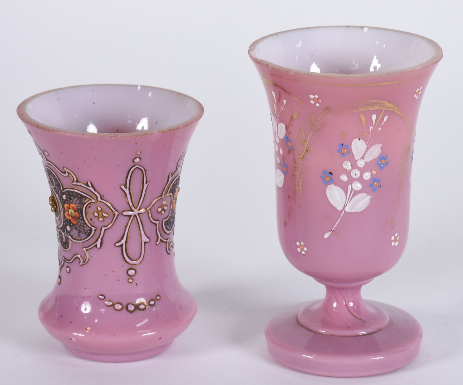 Dois pequenos vasos de opalina rosa, decorados com guirlandas e... - foto 3 de 5