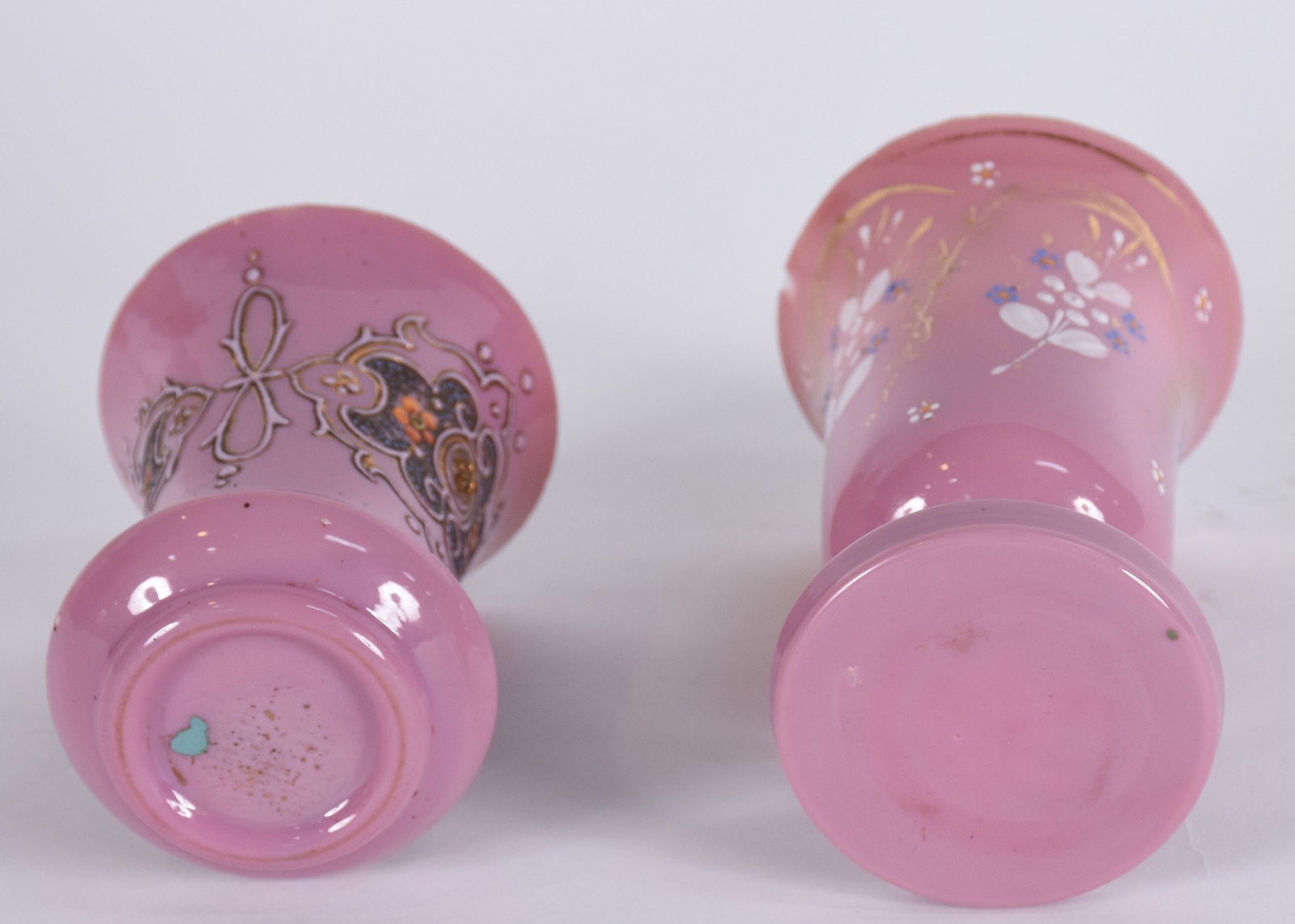 Dois pequenos vasos de opalina rosa, decorados com guirlandas e... - foto 5 de 5