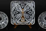 Três peças de cristal tcheco lapidado,  sendo :... - Três peças de cristal tcheco lapidado,  sendo : Prato (28 X 28 cm) e dois bowls  (20 cm de diâmetro )