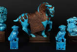 Cinco peças diversas de porcelana oriental na c... - Cinco peças diversas de porcelana oriental na cor azul turquesa, sendo cavalo, castiçal com figura de bode, castiçal com figura de Cão de Fó e D...