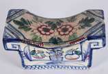 Antiga almofada de porcelana chinesa decorada e... - Antiga almofada de porcelana chinesa decorada em tons de azul, selo vermelho na base.