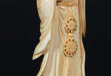 Estatueta de marfim representando gueixa com le... - Estatueta de marfim representando gueixa com leque, base de madeira.