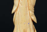 Estatueta de marfim representando gueixa com le... - Estatueta de marfim representando gueixa com leque, base de madeira.