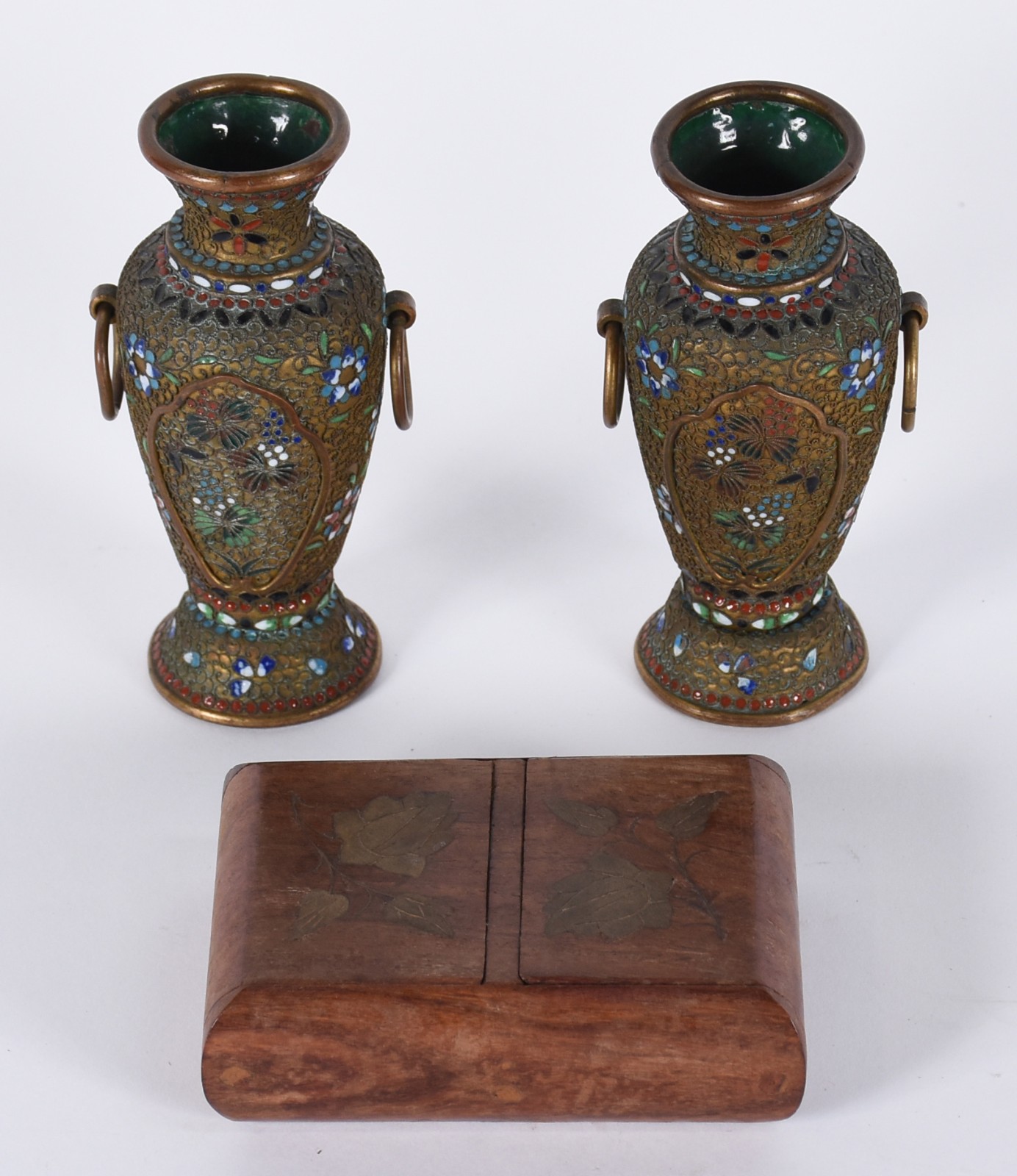 Três peças, sendo: 2 vasinhos cloisonné e estojo de madeira com... - foto 1 de 6