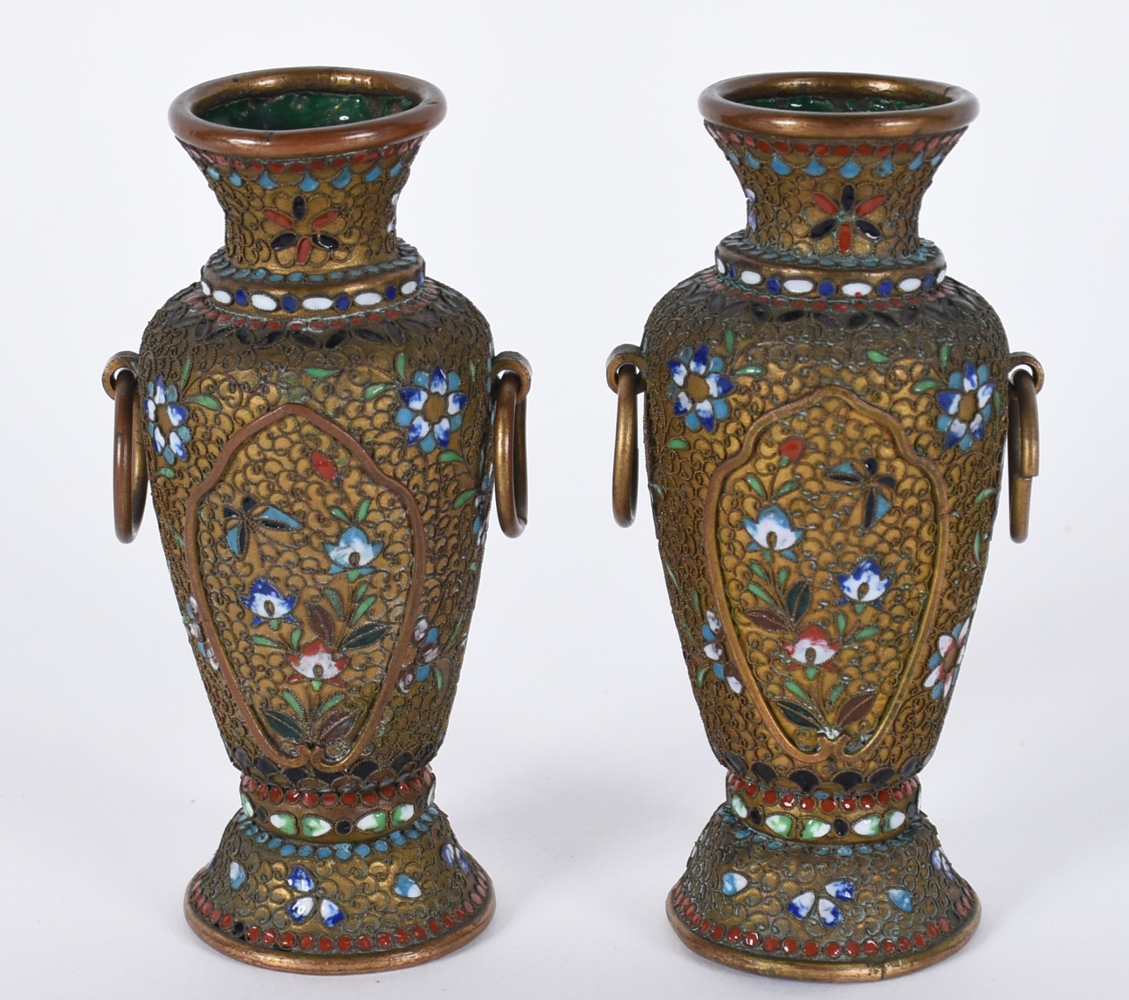 Três peças, sendo: 2 vasinhos cloisonné e estojo de madeira com... - foto 2 de 6