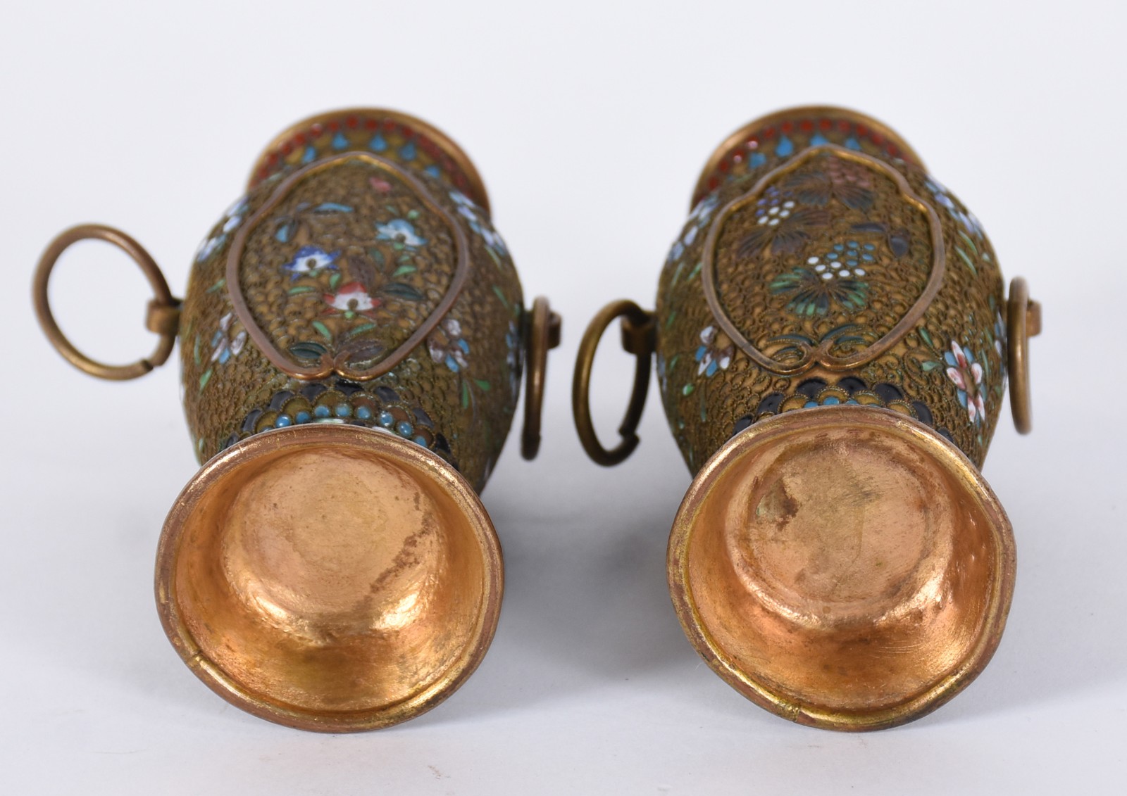Três peças, sendo: 2 vasinhos cloisonné e estojo de madeira com... - foto 5 de 6