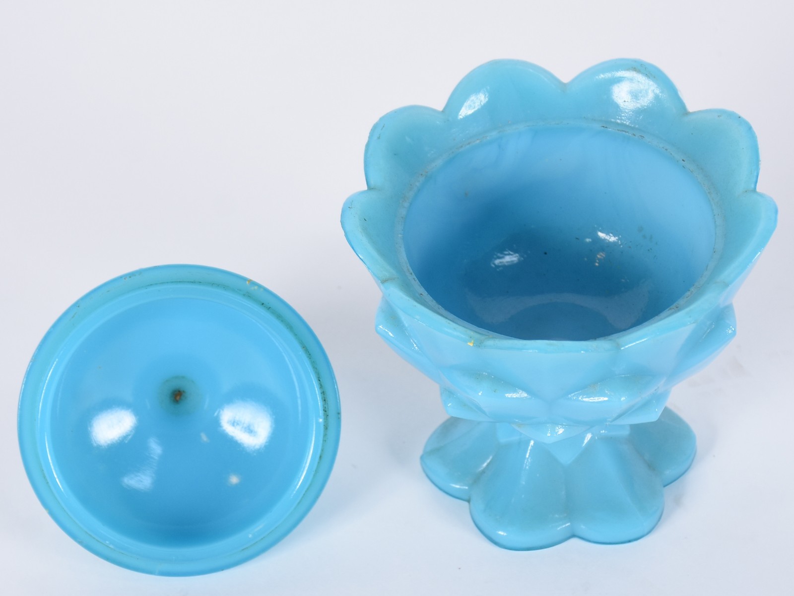 Bomboniere em opalina azul com base na forma de alcachofra e tampa em... - foto 3 de 4