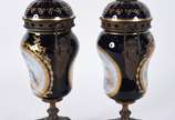 Par de ânforas em porcelana francesa de Sèvres,... - Par de ânforas em porcelana francesa de Sèvres, "Chateau des Tuileries", na cor azul cobalto e paisagens policromadas em reserva com realces dou...