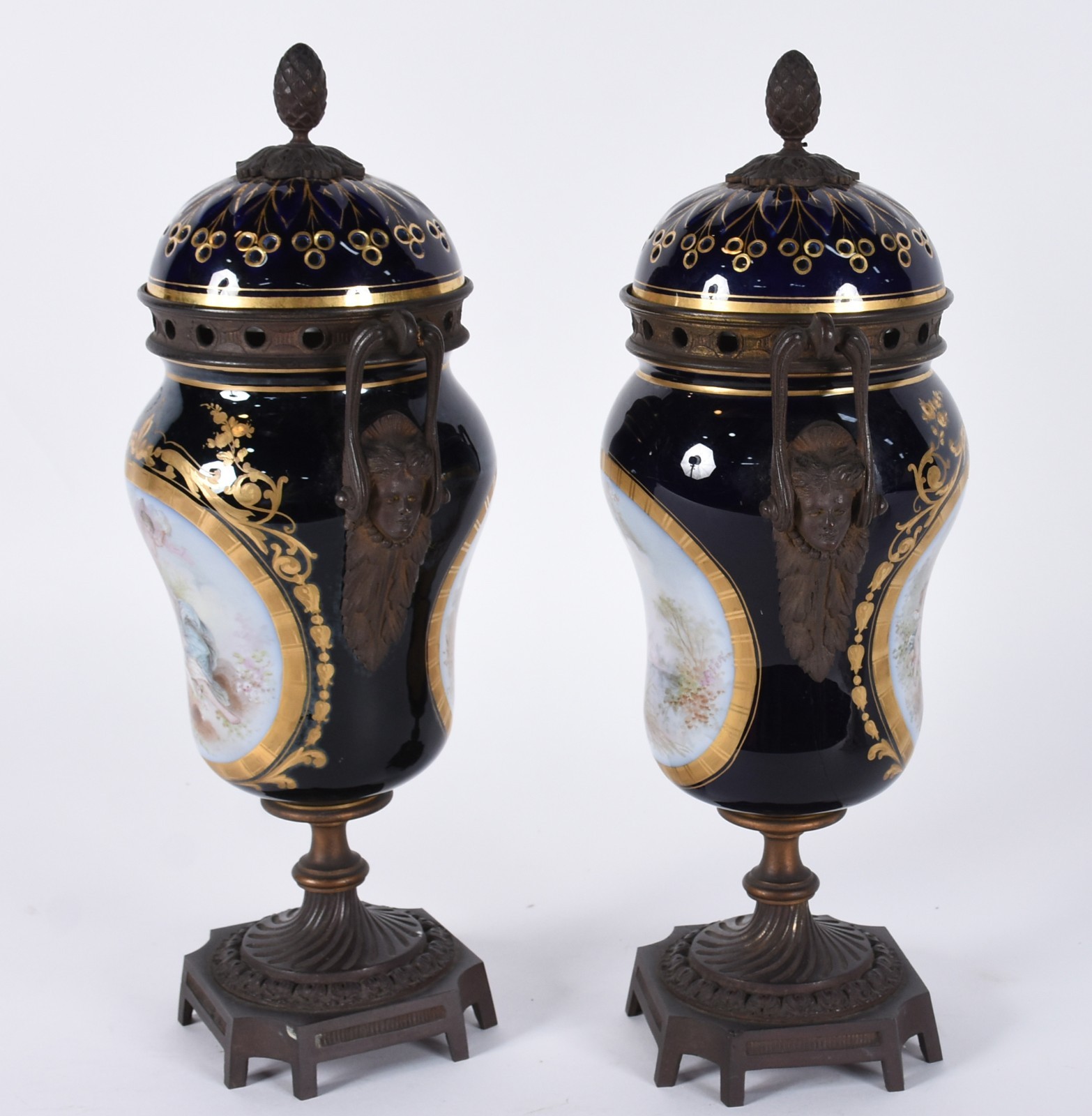 Par de ânforas em porcelana francesa de Sèvres, "Chateau des... - foto 2 de 7