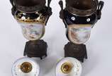 Par de ânforas em porcelana francesa de Sèvres,... - Par de ânforas em porcelana francesa de Sèvres, "Chateau des Tuileries", na cor azul cobalto e paisagens policromadas em reserva com realces dou...