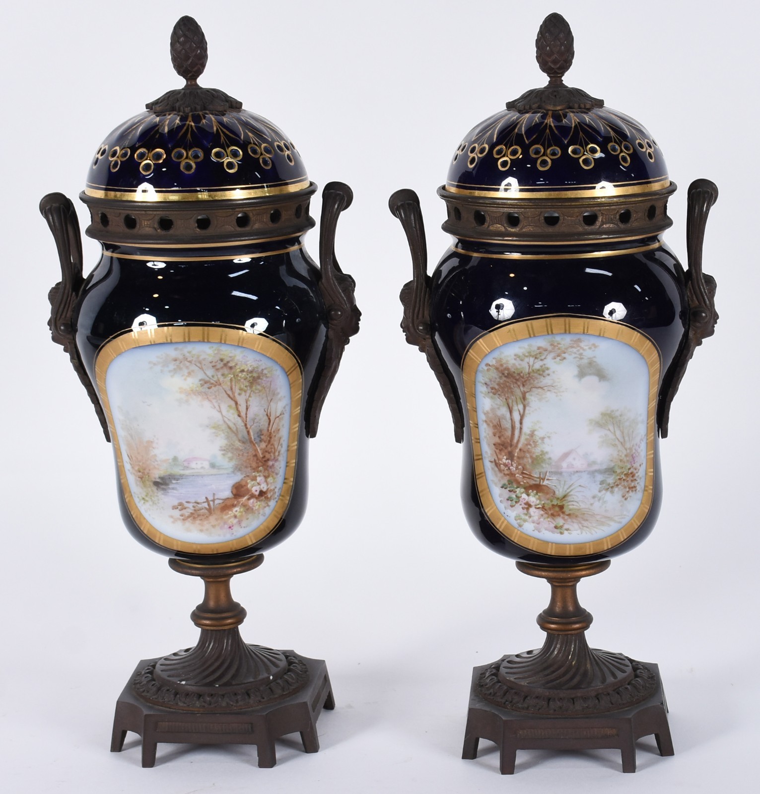 Par de ânforas em porcelana francesa de Sèvres, "Chateau des... - foto 1 de 7