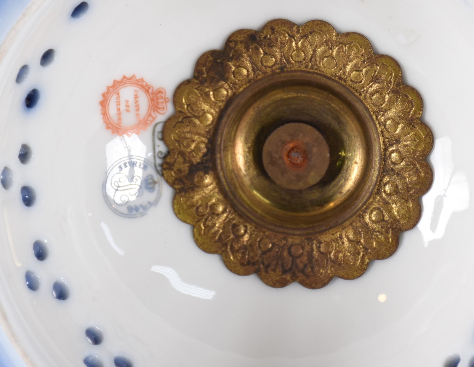 Par de ânforas em porcelana francesa de Sèvres, "Chateau des... - foto 6 de 7