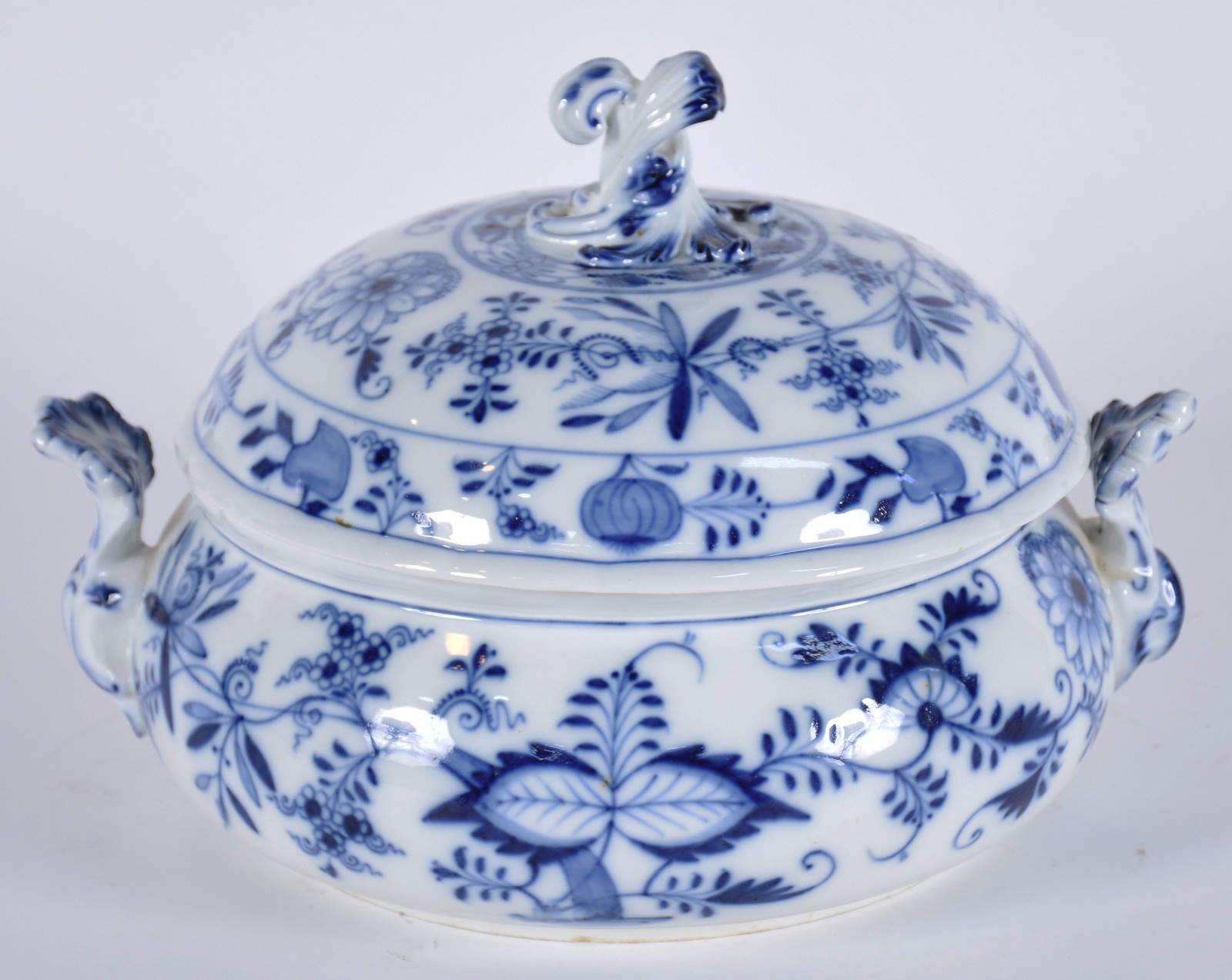 Sopeira em porcelana alemã de Meissen, decoração "cebolinha" em azul... - foto 1 de 7
