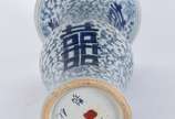 Vaso feitio balaústre de porcelana chinesa em a... - Vaso feitio balaústre de porcelana chinesa em azul e branco decorada com ideogramas da dupla felicidade, símbolo da fidelidade conjugal, base co...