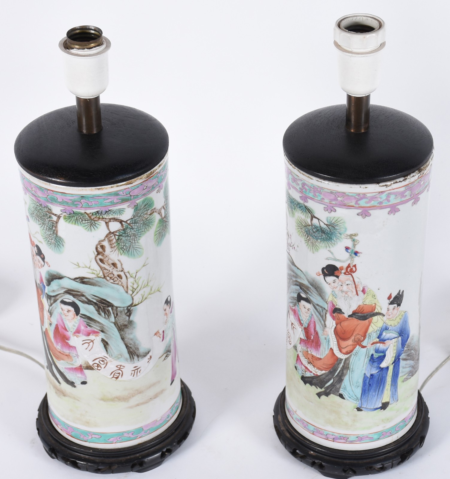 Par de antigos vasos de porcelana chinesa decorados com figuras em... - foto 2 de 5