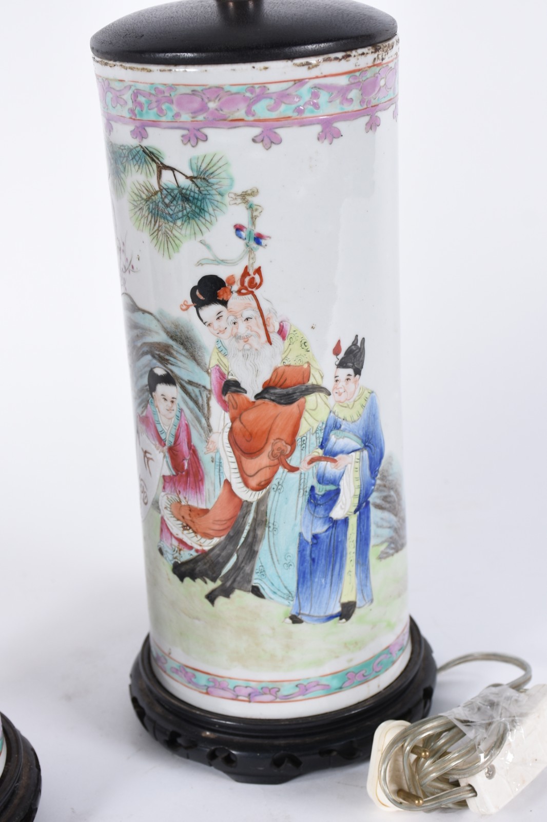 Par de antigos vasos de porcelana chinesa decorados com figuras em... - foto 4 de 5