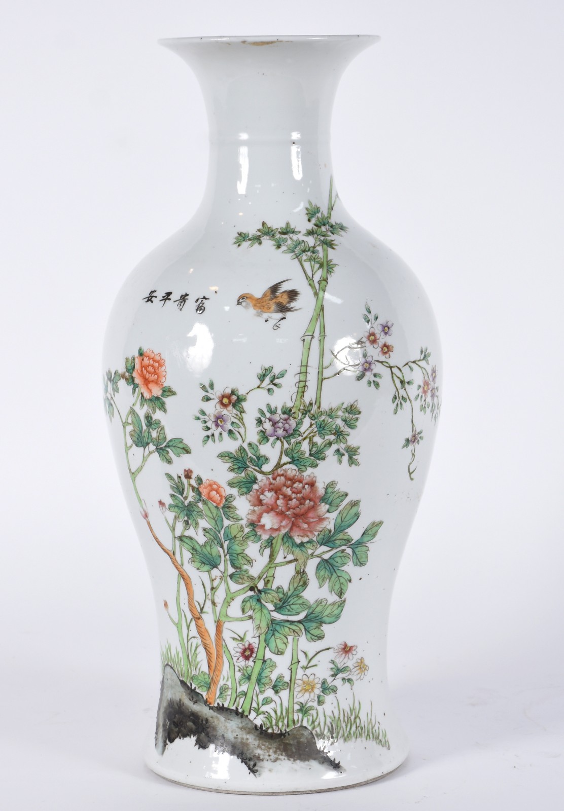 Antigo vaso de porcelana chinesa decorado com folhagens e pássaro em... - foto 1 de 6