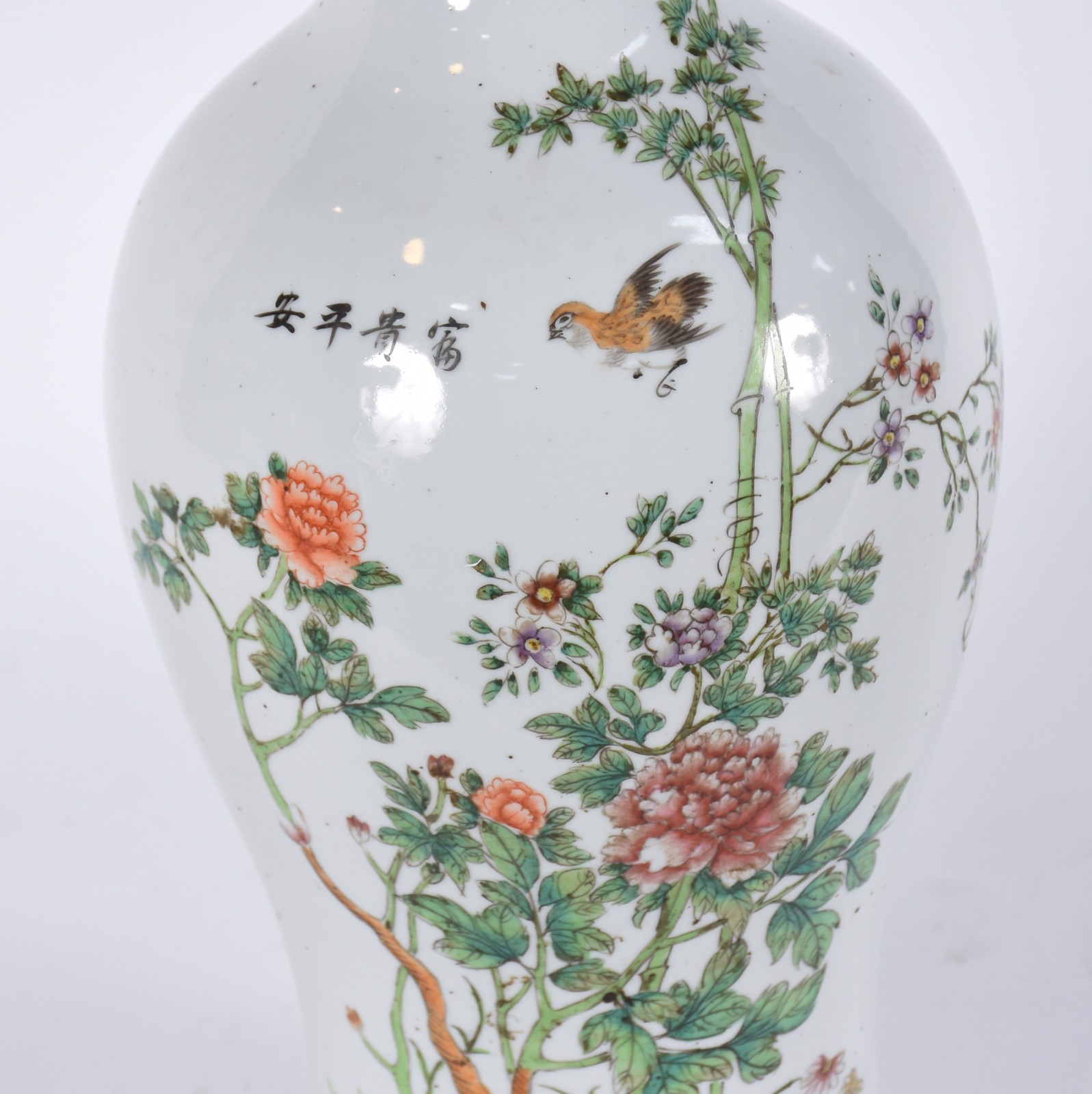 Antigo vaso de porcelana chinesa decorado com folhagens e pássaro em... - foto 2 de 6