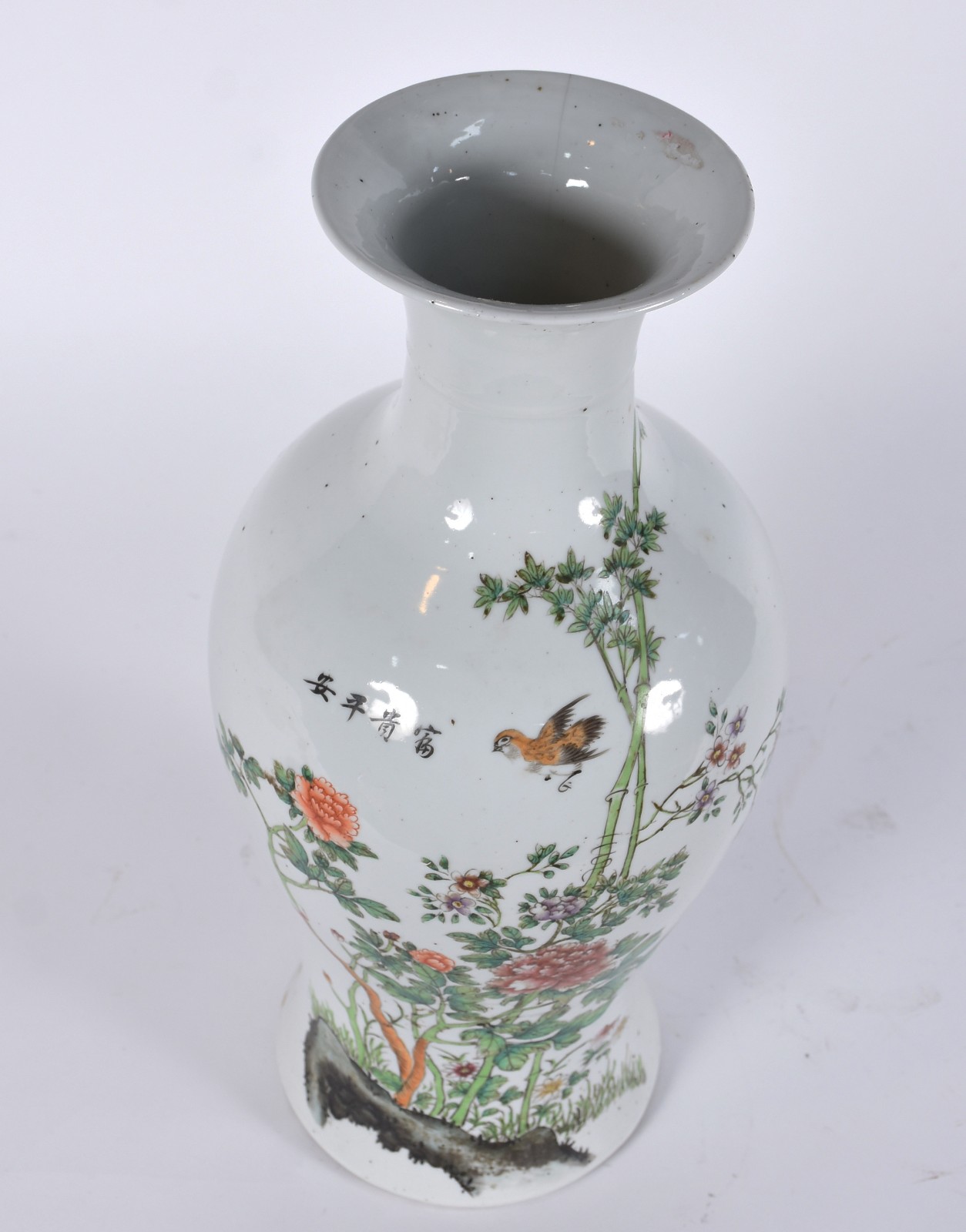 Antigo vaso de porcelana chinesa decorado com folhagens e pássaro em... - foto 3 de 6
