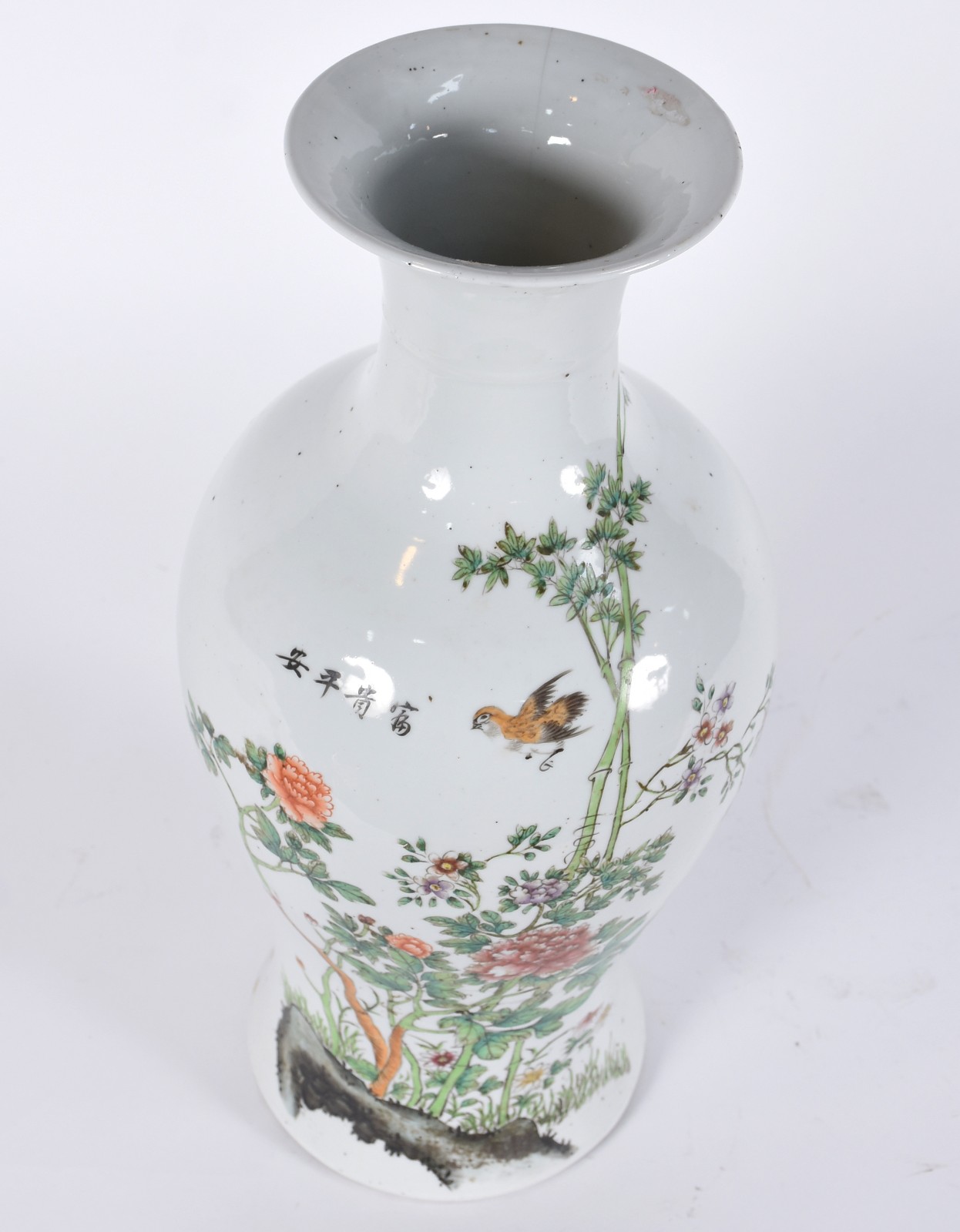 Antigo vaso de porcelana chinesa decorado com folhagens e pássaro em... - foto 5 de 6