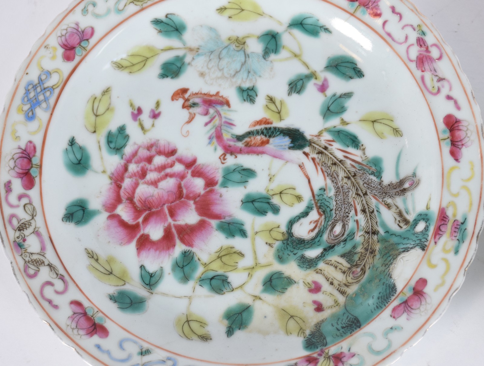 Dois antigos pratos de porcelana chinesa policromados, assinados no... - foto 2 de 7
