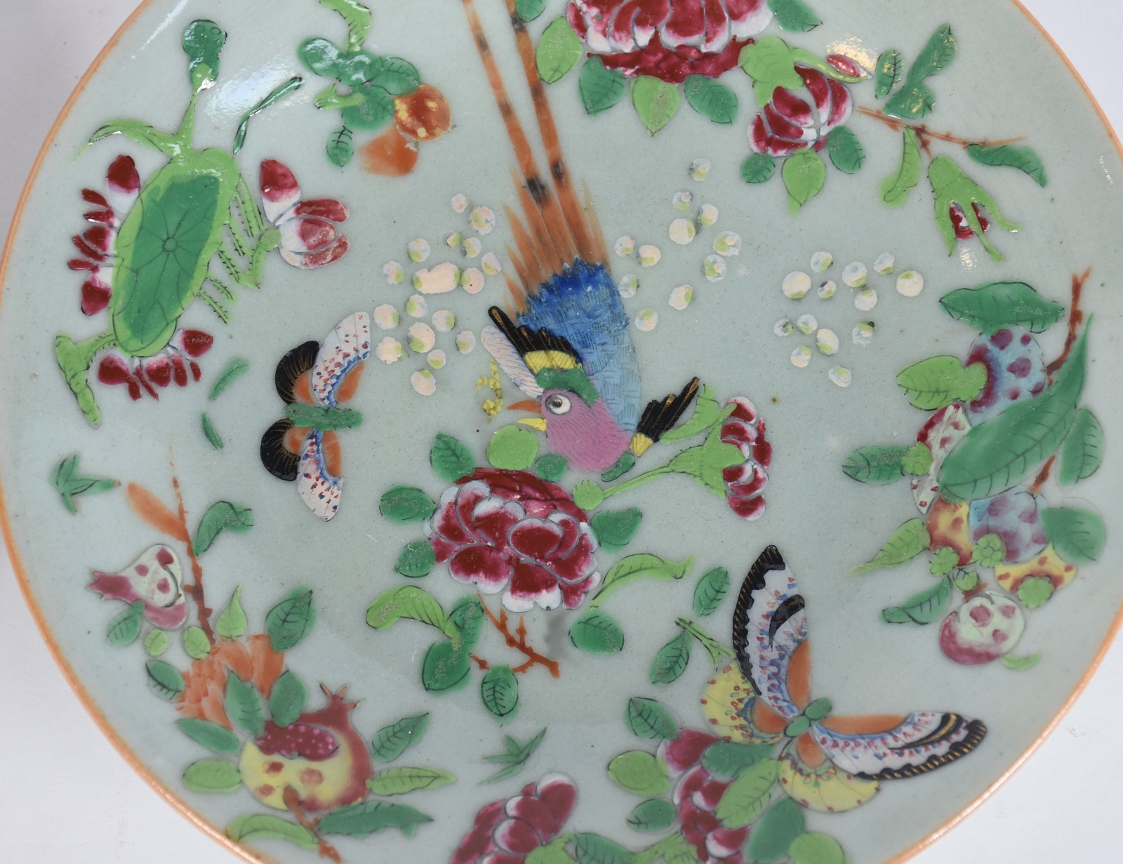Dois antigos pratos de porcelana chinesa policromados, assinados no... - foto 3 de 7