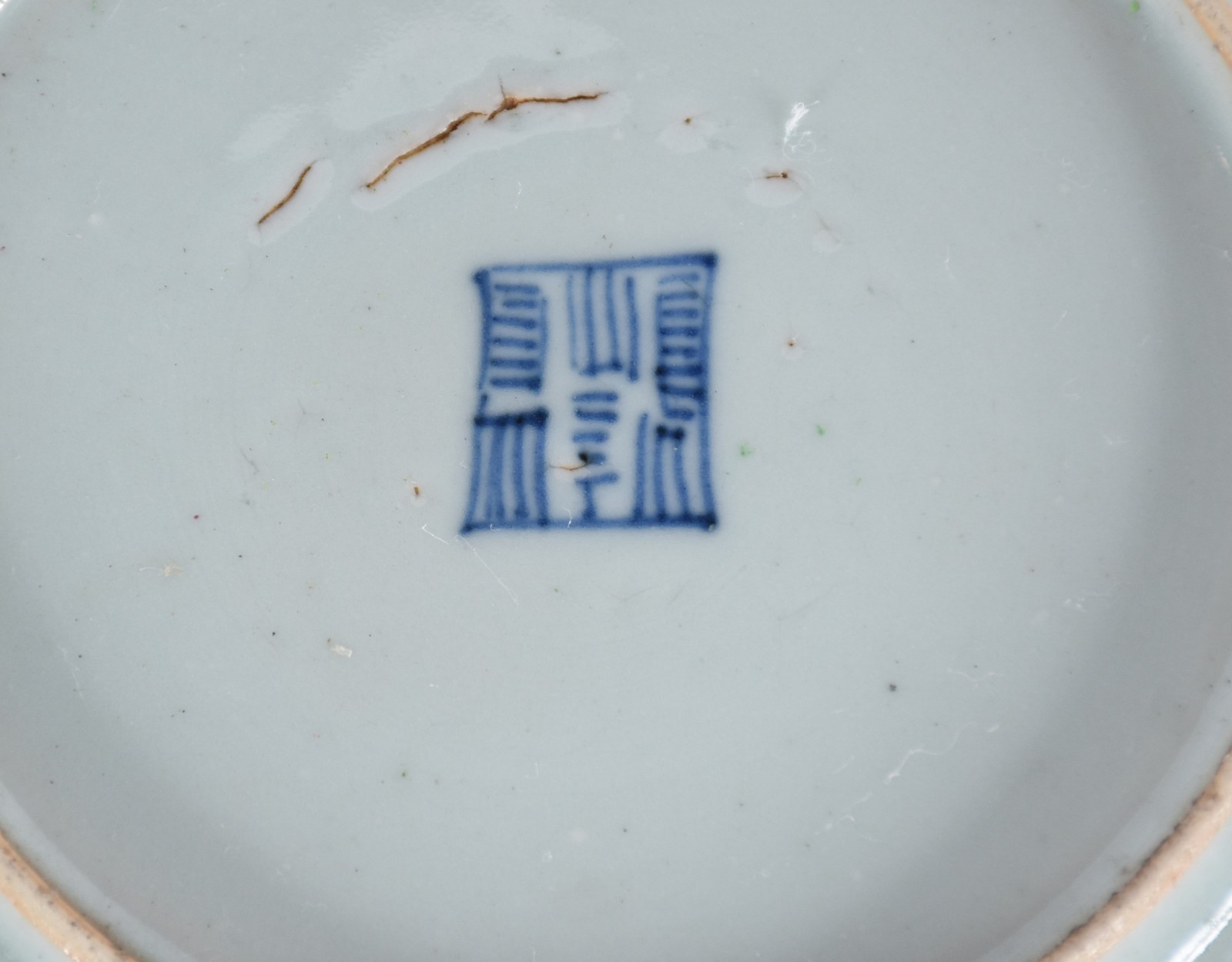 Dois antigos pratos de porcelana chinesa policromados, assinados no... - foto 5 de 7