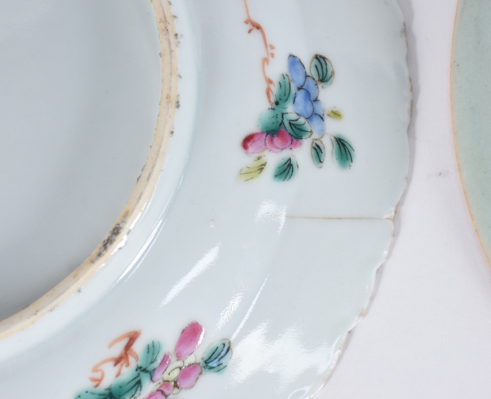 Dois antigos pratos de porcelana chinesa policromados, assinados no... - foto 7 de 7