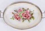 Bandeja de faiança decorada com rosas em policr... - Bandeja de faiança decorada com rosas em policromia, alças e gradinha de metal prateado (pequenos desgastes e  faiança manchada).