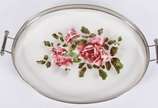Bandeja de faiança decorada com rosas em policr... - Bandeja de faiança decorada com rosas em policromia, alças e gradinha de metal prateado (pequenos desgastes).