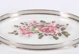 Bandeja de faiança decorada com rosas em policr... - Bandeja de faiança decorada com rosas em policromia, alças e gradinha de metal prateado (pequenos desgastes).