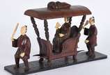 Carruagem chinesa de madeira trabalhada, tres f... - Carruagem chinesa de madeira trabalhada, tres figuras com rostos e detalhes de marfim.