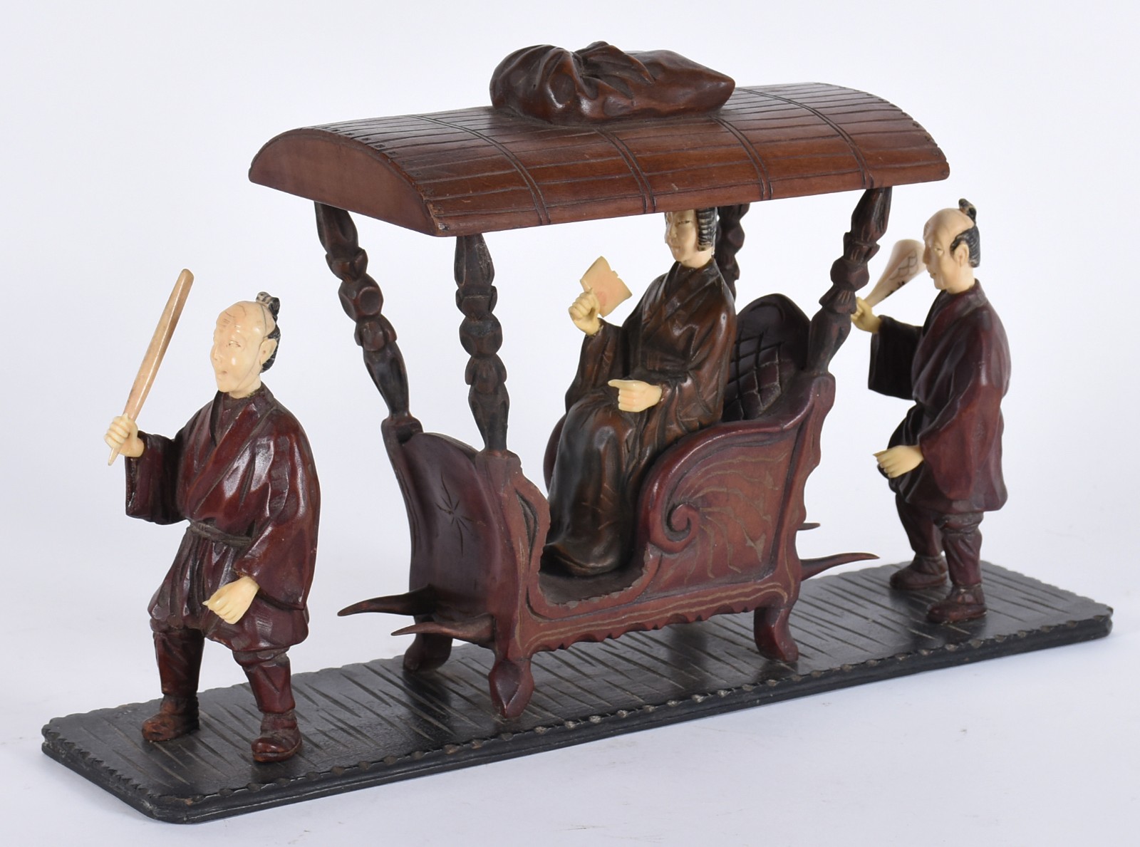 Carruagem chinesa de madeira trabalhada, tres figuras com rostos e... - foto 1 de 8